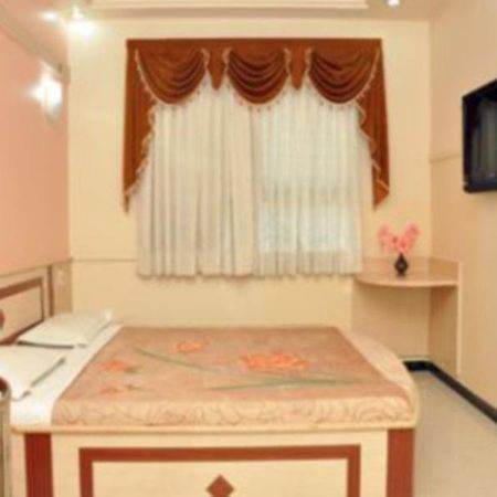 Hotel Everstar Rajkot Bagian luar foto